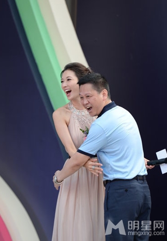 点击大图看下一张：林志玲与高层上演爱的抱抱  20分钟捞金百万(5)