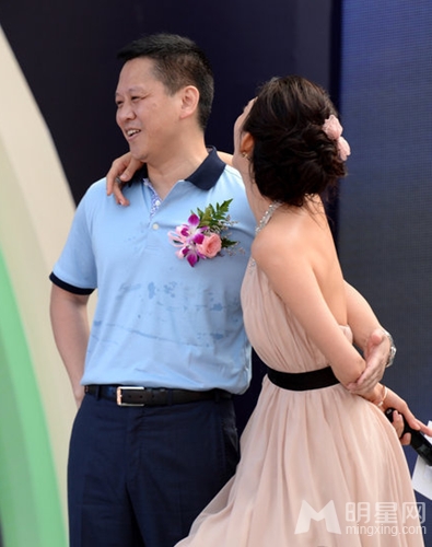 点击大图看下一张：林志玲与高层上演爱的抱抱  20分钟捞金百万(0)