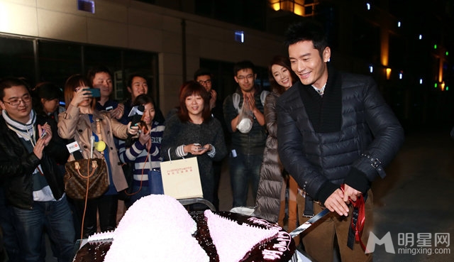 点击大图看下一张:黄晓明生获赠比基尼蛋糕 片场调侃周迅胸大(8)