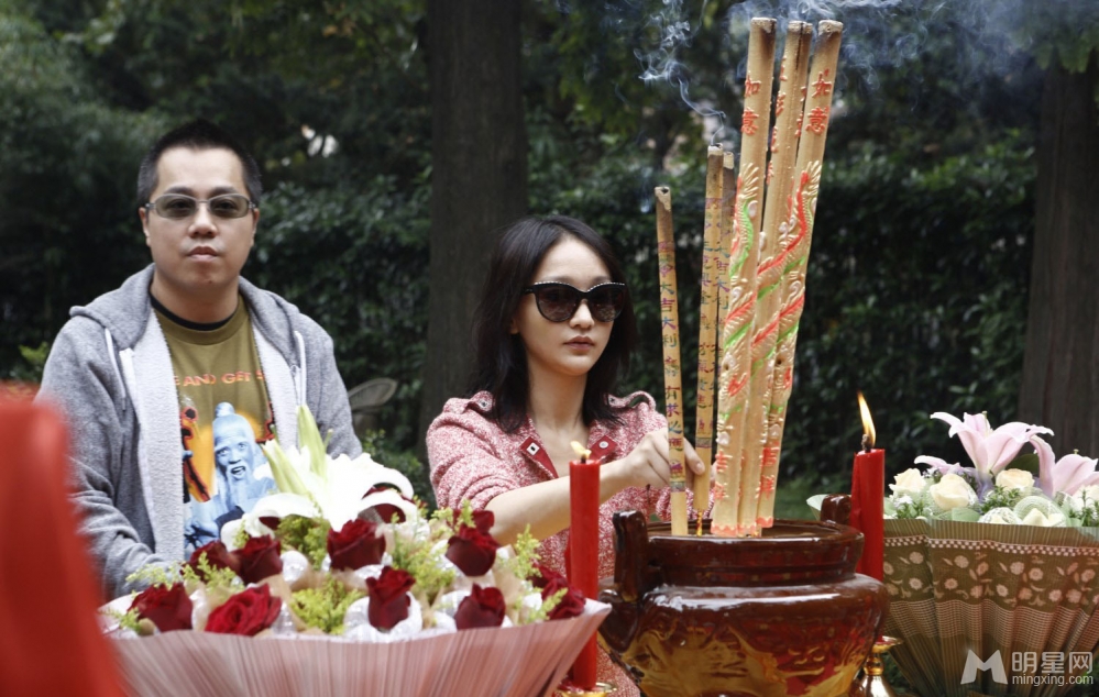 点击大图看下一张:周迅黄晓明现身开机仪式 牵手撒娇女人最好命(7)