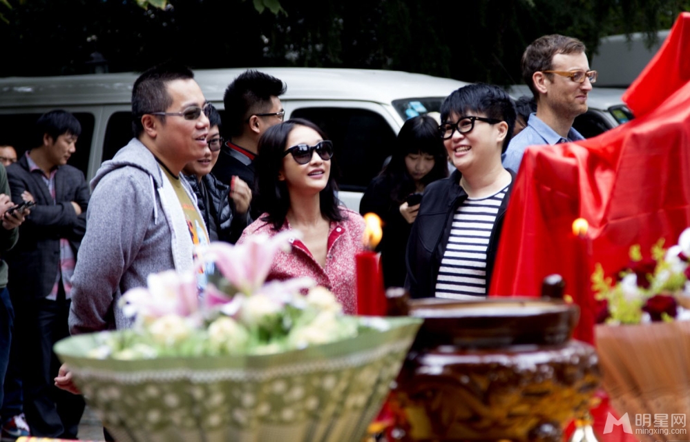 点击大图看下一张:周迅黄晓明现身开机仪式 牵手撒娇女人最好命(6)