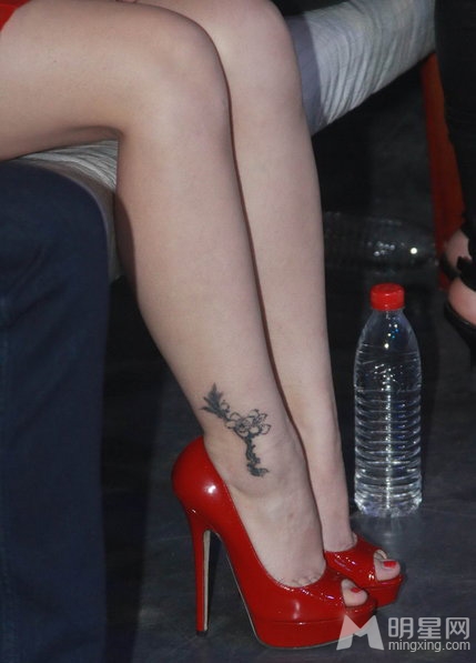 点击大图看下一张：柳岩红裙亮相抢镜 光滑美腿秀性感纹身(4)