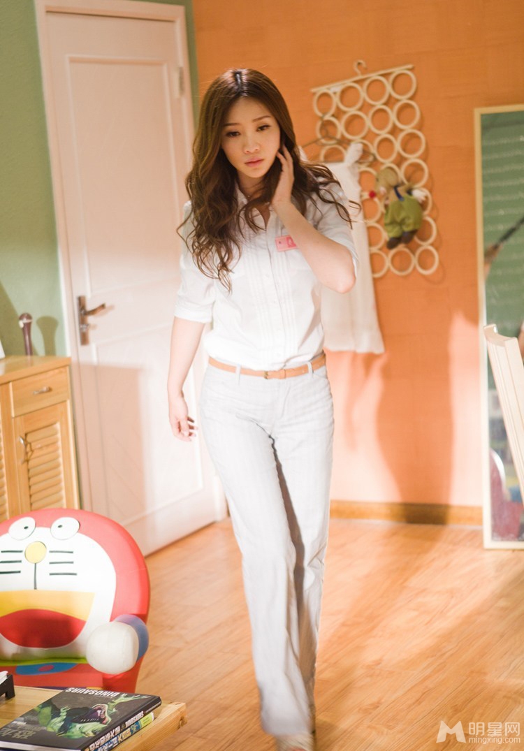 点击大图看下一张：柳岩帅气裤装造型大盘点 性感女神御姐范(14)