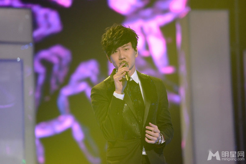 点击大图看下一张：林俊杰获音乐V榜年度盛典 最佳男歌手(5)