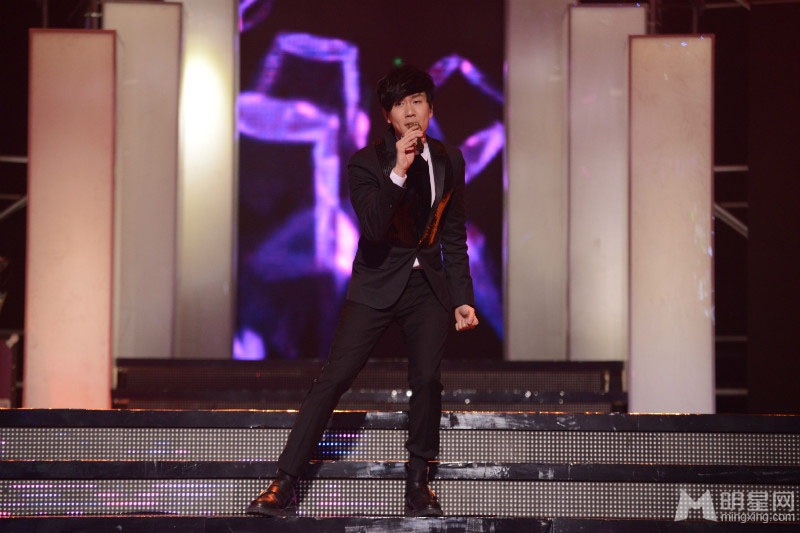 点击大图看下一张：林俊杰获音乐V榜年度盛典 最佳男歌手(9)