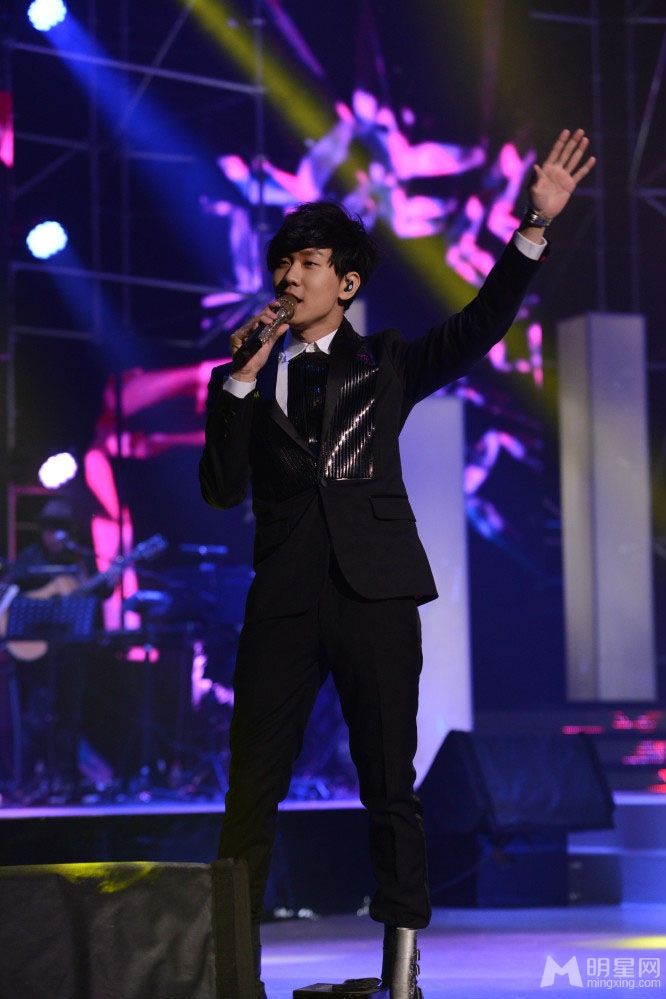 点击大图看下一张：林俊杰获音乐V榜年度盛典 最佳男歌手(6)