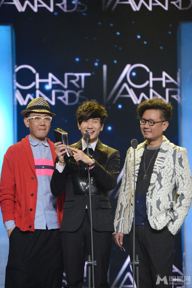 点击大图看下一张：林俊杰获音乐V榜年度盛典 最佳男歌手(4)