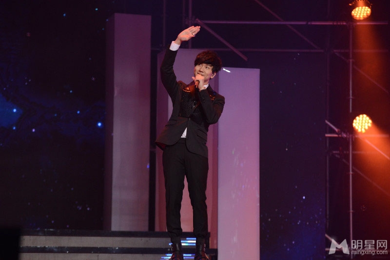 点击大图看下一张：林俊杰获音乐V榜年度盛典 最佳男歌手(3)