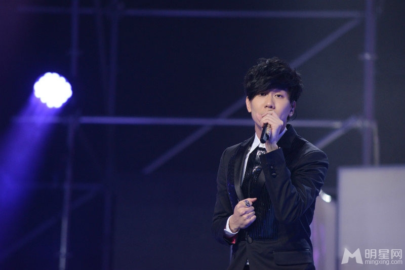 点击大图看下一张：林俊杰获音乐V榜年度盛典 最佳男歌手(7)