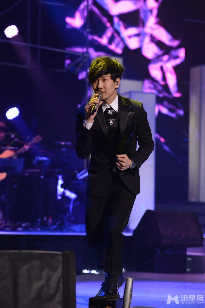 点击大图看下一张：林俊杰获音乐V榜年度盛典 最佳男歌手(2)