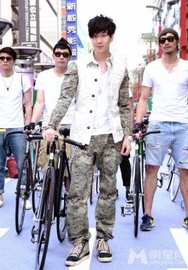 点击大图看下一张：林俊杰台北携型男团骑单车开场(2)
