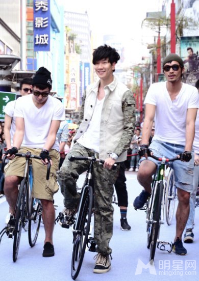 点击大图看下一张：林俊杰台北携型男团骑单车开场(4)