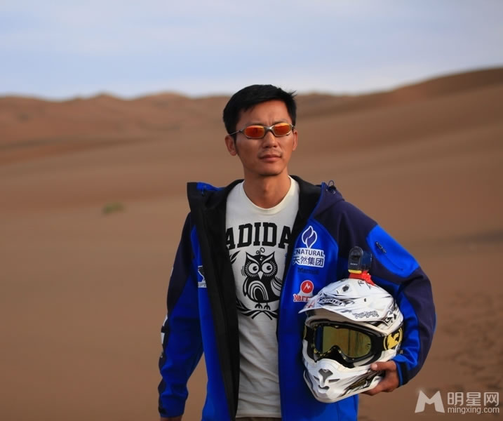 点击大图看下一张：李晨摩托车写真 沙漠飙车(0)