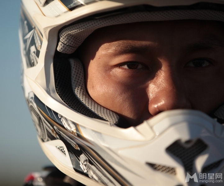 点击大图看下一张：李晨摩托车写真 沙漠飙车(3)