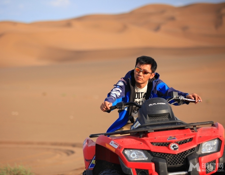 点击大图看下一张：李晨摩托车写真 沙漠飙车(2)