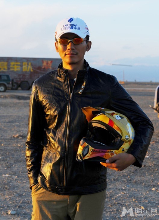 点击大图看下一张：李晨摩托车写真 沙漠飙车(5)