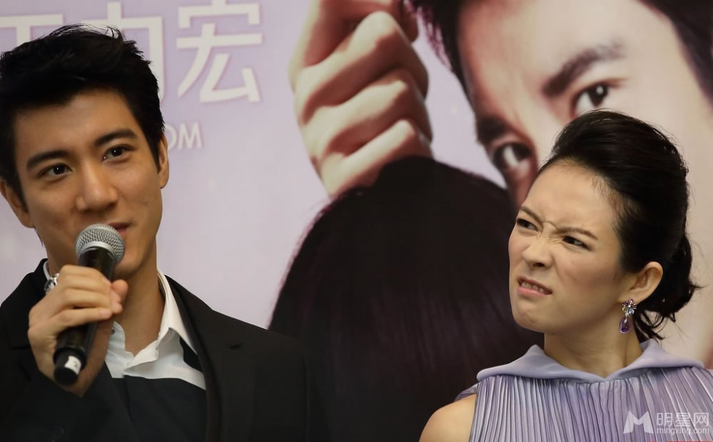 点击大图看下一张：非常幸运新加坡首映礼 章子怡对王力宏做鬼脸(0)