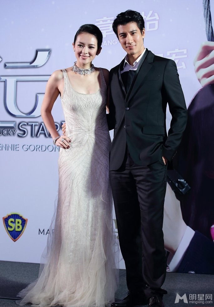 点击大图看下一张：非常幸运新加坡首映礼 章子怡对王力宏做鬼脸(5)