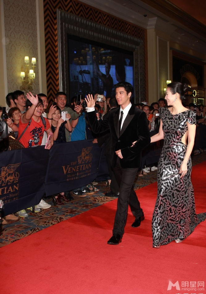 点击大图看下一张:非常幸运澳门首映 章子怡性感真空亮相(0)