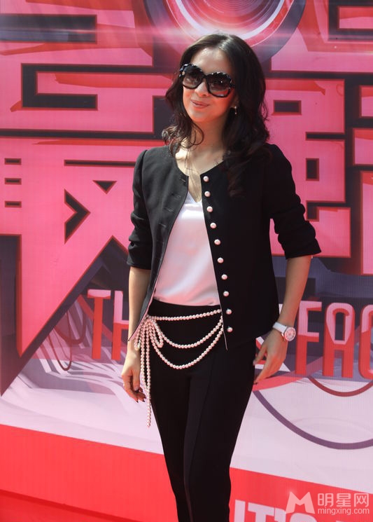 点击大图看下一张：章子怡时尚装扮录制中国最强音(2)