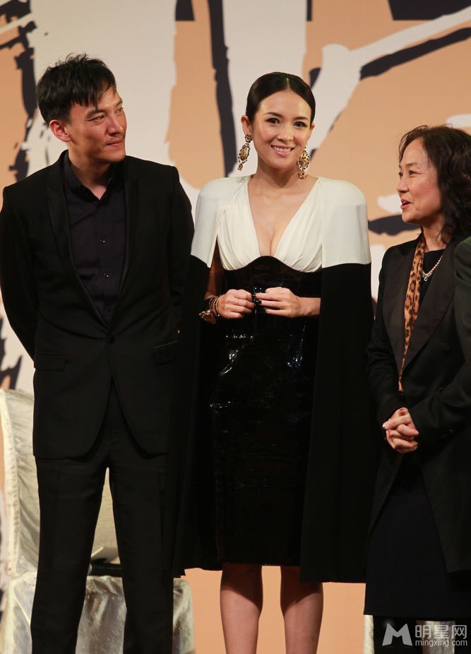 点击大图看下一张：章子怡深V露乳装亮相一代宗师发布会(9)
