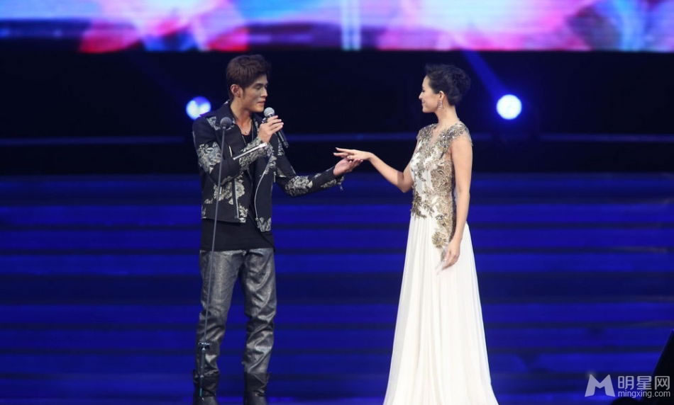 点击大图看下一张:中歌榜演唱会 周杰伦甜蜜牵手章子怡(0)
