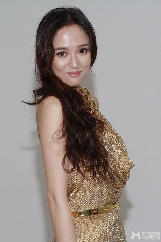 点击大图看下一张:陈乔恩大露背装现身 大秀性感美背(9)