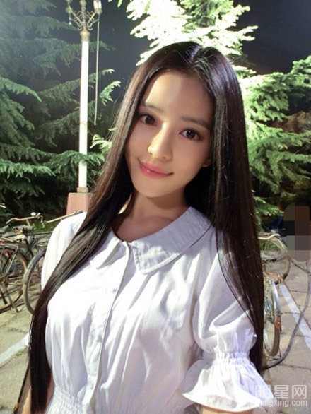 点击大图看下一张:黄晓明被曝另结新欢 小女友温心私照大放送(14)