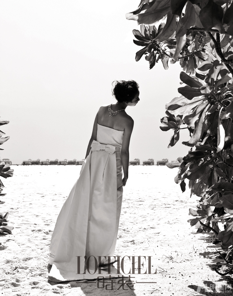 点击大图看下一张：倪妮穿婚纱登杂志封面 与冯绍峰上演法式浪漫(3)