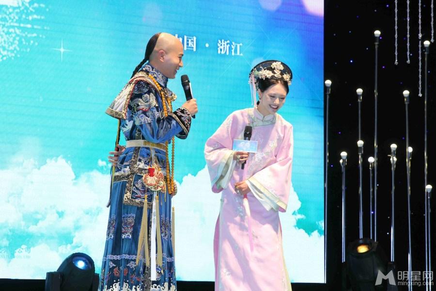 点击大图看下一张：郑爽首拍清装戏 刘恺威首度尝试光头造型(11)