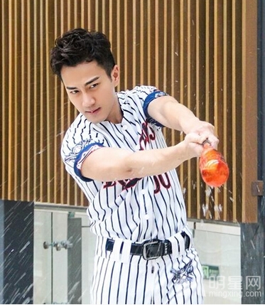 点击大图看下一张：刘恺威运动写真动感出境 化身棒球男神(2)