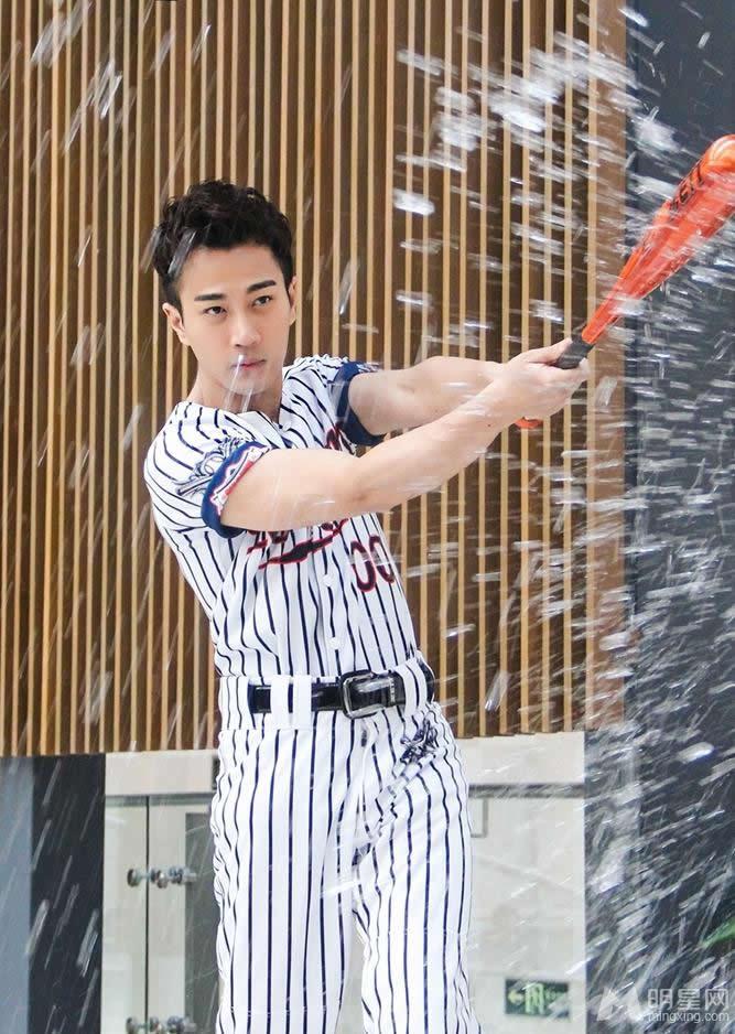 点击大图看下一张：刘恺威运动写真动感出境 化身棒球男神(6)