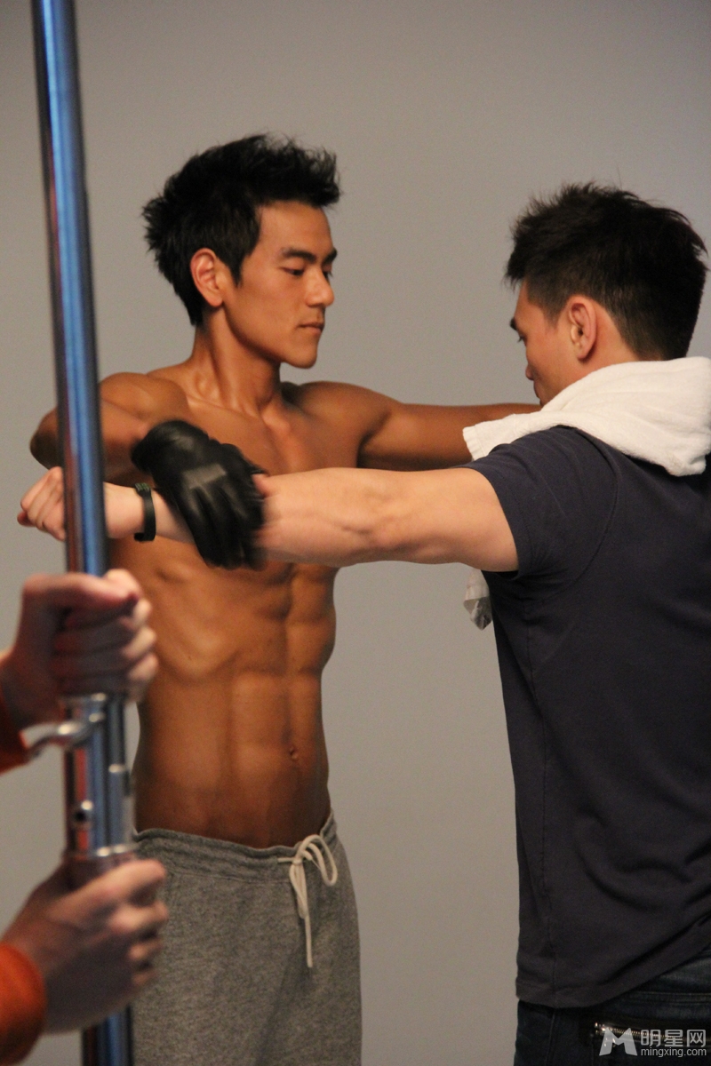 点击大图看下一张：彭于晏杂志写真拍摄现场照 大秀完美肌肉(5)