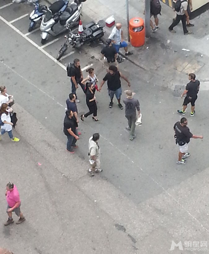 点击大图看下一张：李冰冰香港拍摄变形金刚4 黑装现身街头飙车(5)