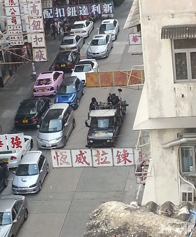 点击大图看下一张:李冰冰香港拍摄变形金刚4 黑装现身街头飙车(12)