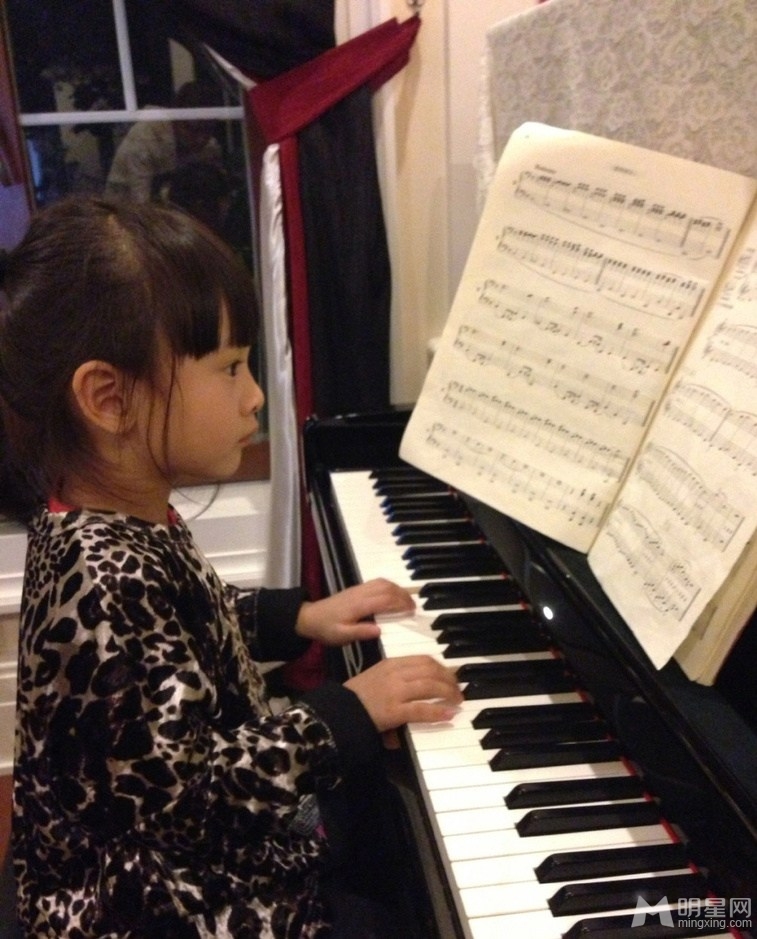 点击大图看下一张：叶一茜晒爱女田雨橙弹钢琴照 乖巧可爱(3)