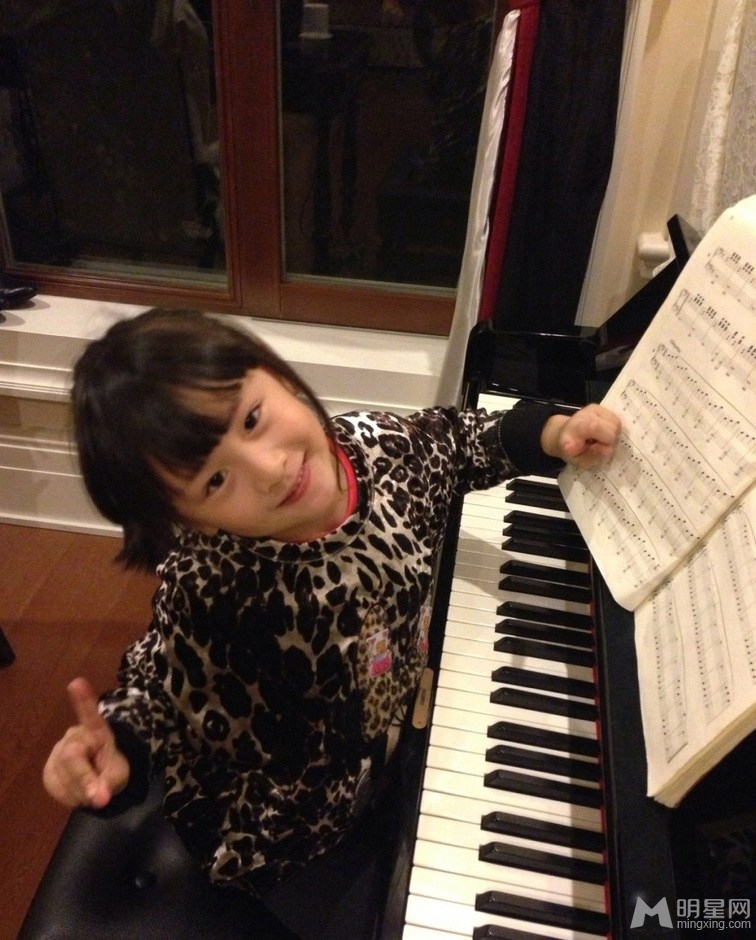 点击大图看下一张：叶一茜晒爱女田雨橙弹钢琴照 乖巧可爱(2)