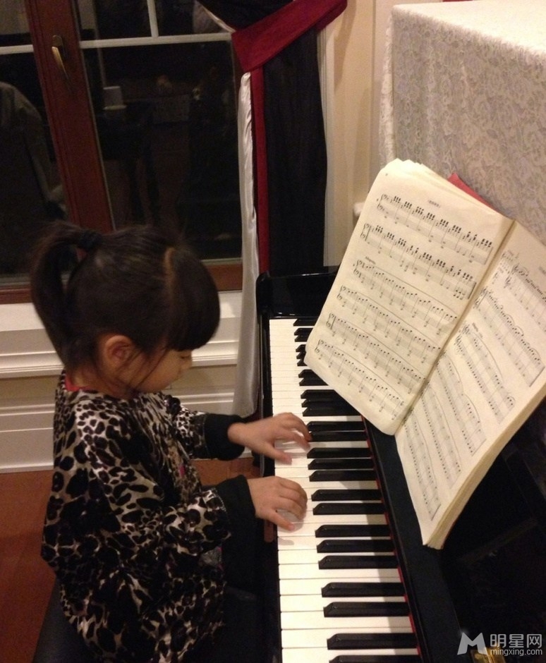 点击大图看下一张：叶一茜晒爱女田雨橙弹钢琴照 乖巧可爱(4)
