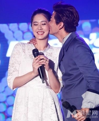 点击大图看下一张：陈晓东夫妇台上热吻 甜蜜婚姻令人向往(3)