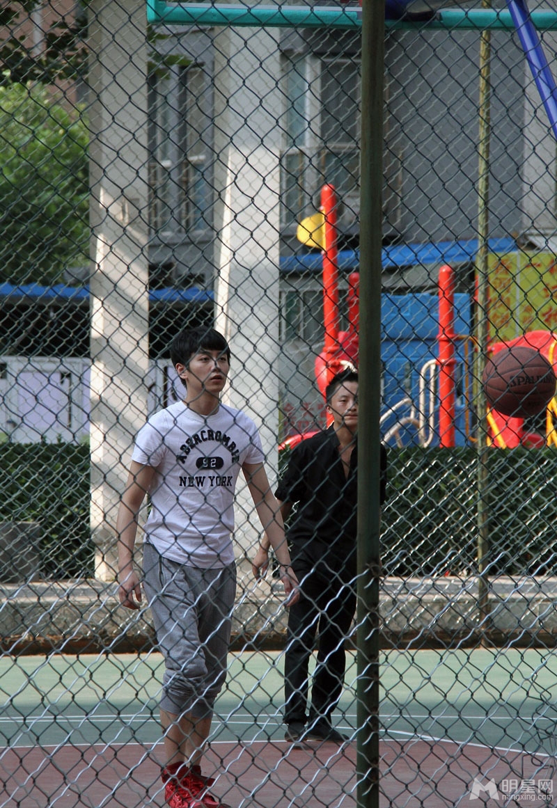 点击大图看下一张:陈晓街头秀球技 休闲午后别样享受(9)