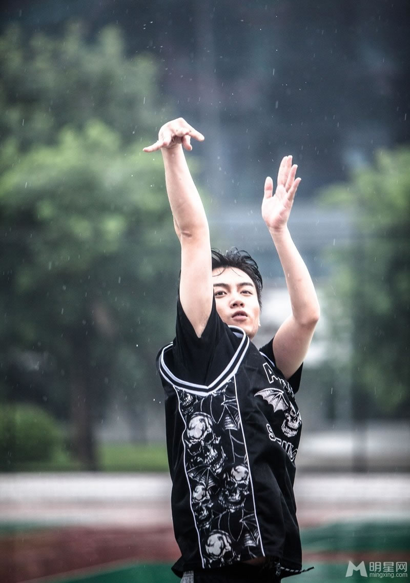 点击大图看下一张：陈晓写真书图片首曝光 篮球场上混汗如雨(0)