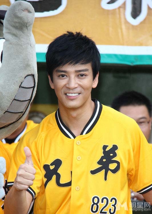 点击大图看下一张：陈晓东现身棒球场为球队开球 宣传新剧兰陵王(3)