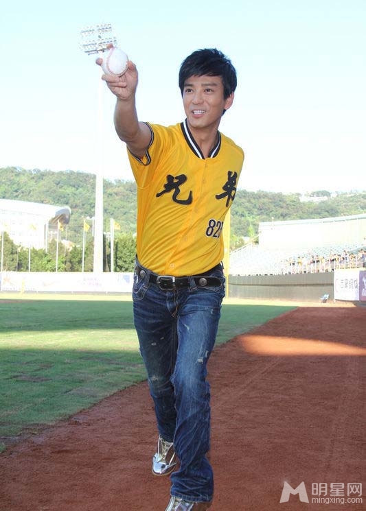 点击大图看下一张：陈晓东现身棒球场为球队开球 宣传新剧兰陵王(2)