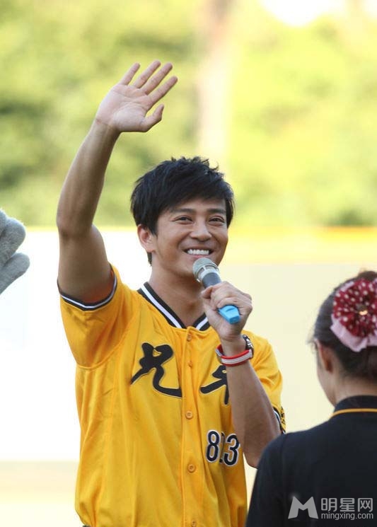 点击大图看下一张：陈晓东现身棒球场为球队开球 宣传新剧兰陵王(5)