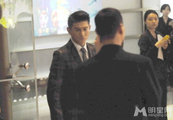 点击大图看下一张:伪圣父吴奇隆遭偷拍引不满 怒瞪记者发泄情绪(0)