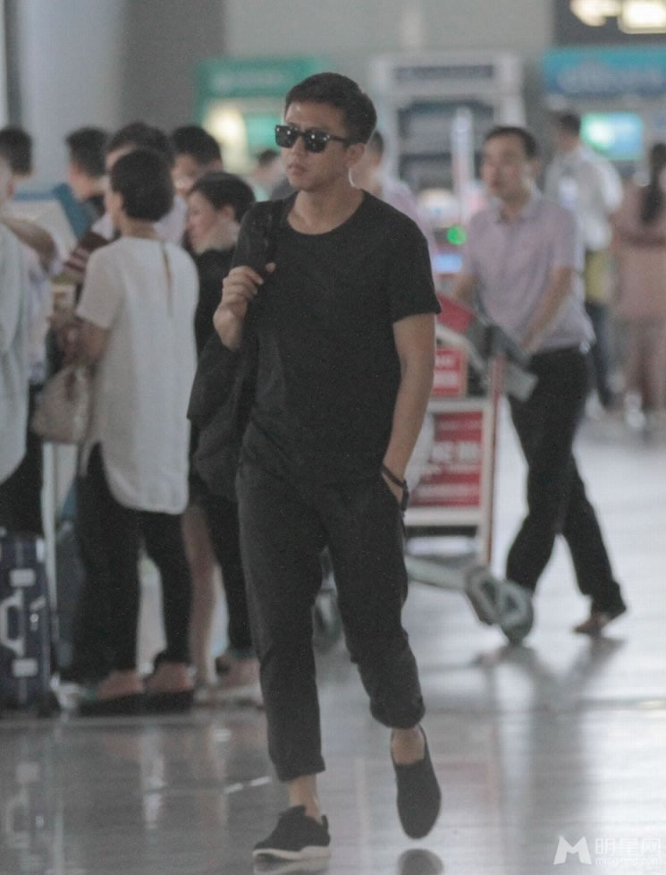 点击大图看下一张：邓超现身上海机场 黑装造型酷劲十足(0)
