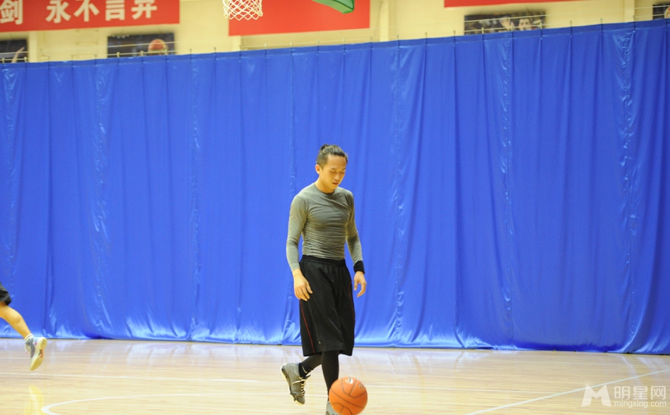 点击大图看下一张：邓超邀赖声川打篮球图(5)