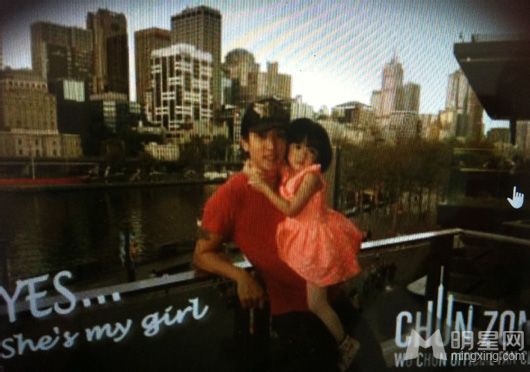 点击大图看下一张:吴尊爱女正面照曝光 甜美可爱萌态十足(8)