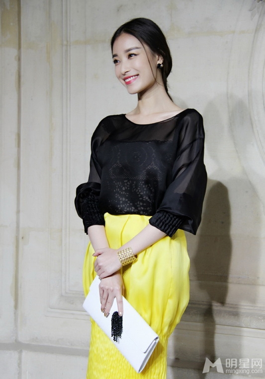 点击大图看下一张：倪妮亮相巴黎时装周 大方优雅专宠高贵黄色(5)