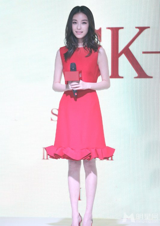 点击大图看下一张：倪妮助阵化妆品代言活动 一身红裙优雅气质(5)